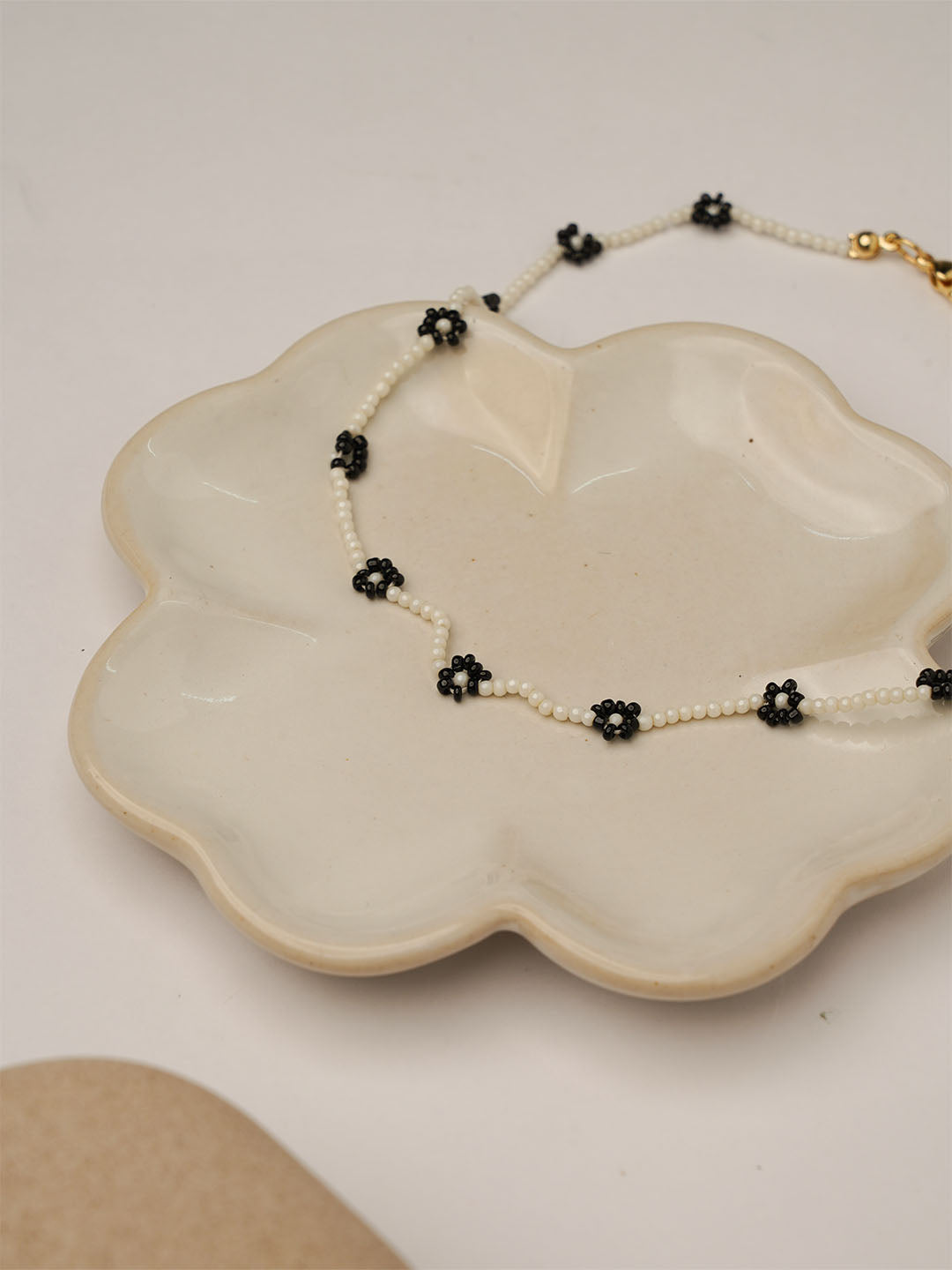 Flower beaded black and white choker - Lili-Origin