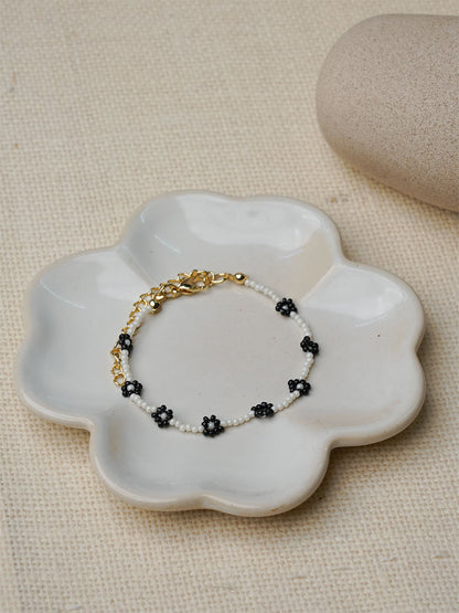 Flower black and white beaded bracelet - Lili-Origin