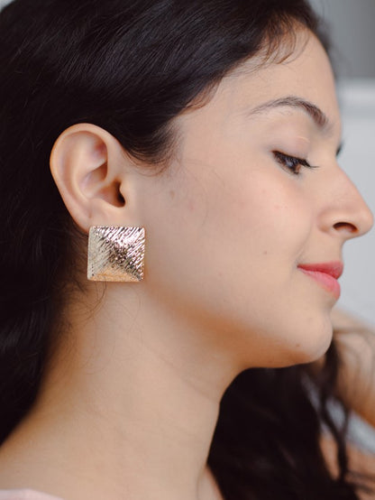 Textured square statement earring - Lili-Origin